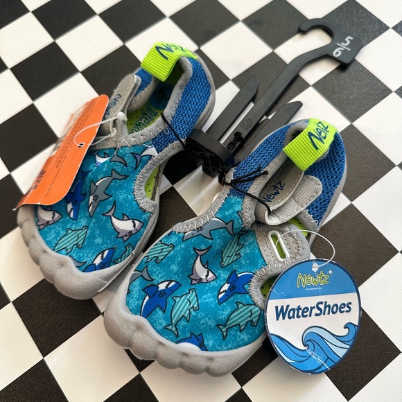 NWT NEWTZ UNISEX ADJUSTABLE SHARK DESIGN BABY TODDLER SHOES SIZE 5/6 - Picture 2 of 4